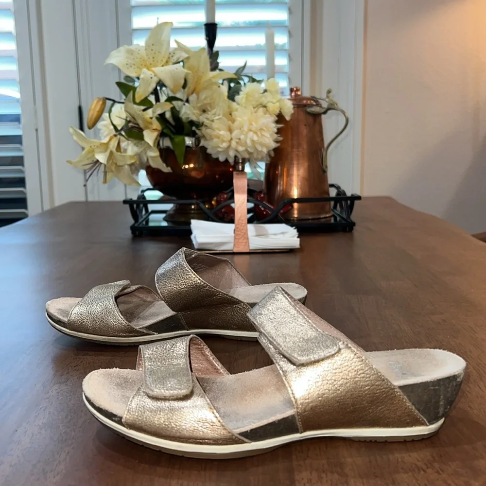 Dansko Vienna Gold Nappa Sandals. Size 37. US 6.5 - Picture 1 of 8
